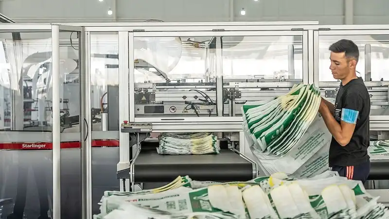 worker is transitting bags